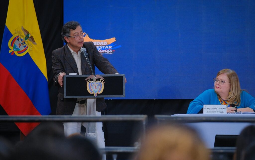 Presidente Gustavo Petro anuncia que 2.300 madres comunitarias serán empleadas públicas durante encuentro por la dignificación laboral en Bogotá.