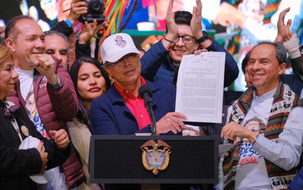 Presidente Gustavo Petro exhibe el decreto del salario vital durante acto público en defensa del artículo 53 de la Constitución.