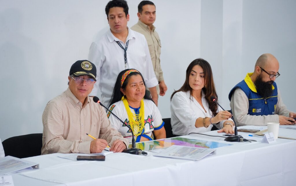Presidente Petro y su gabinete durante reunión clave en Montería donde se discutió el impacto fiscal de un posible recorte de $13 billones. 