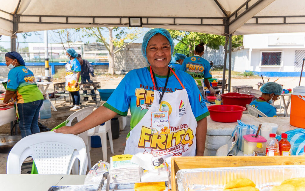 Puestos de comida típica durante el Festival del Frito Cartagenero.