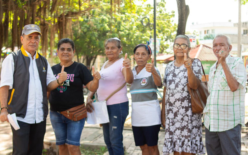 Oficina de SuperGIROS entregando subsidios a adultos mayores.