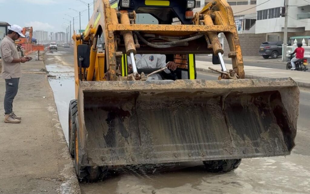 Retroexcavadora avanza en la limpieza de la Avenida Santander afectada por el segundo frente frio y los fuertes vientos. 