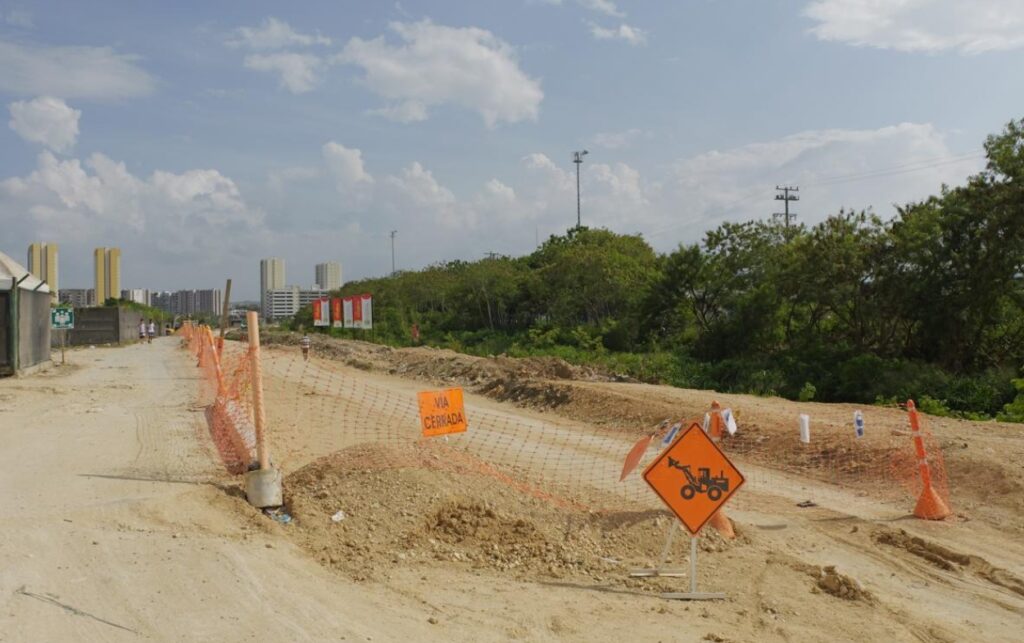 Señalización de vía cerrada en tramo con 80% de avance de la conexión Territorio Mío – Parque Heredia en Cartagena. 