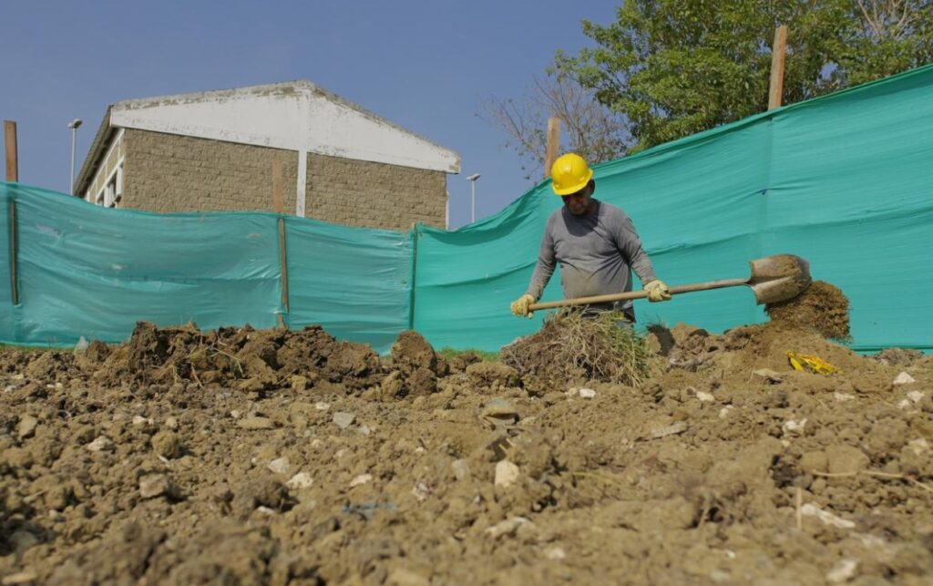 Trabajador realiza labores de conformación del terreno en obra con 80% de avance en la conexión Territorio Mío – Parque Heredia.