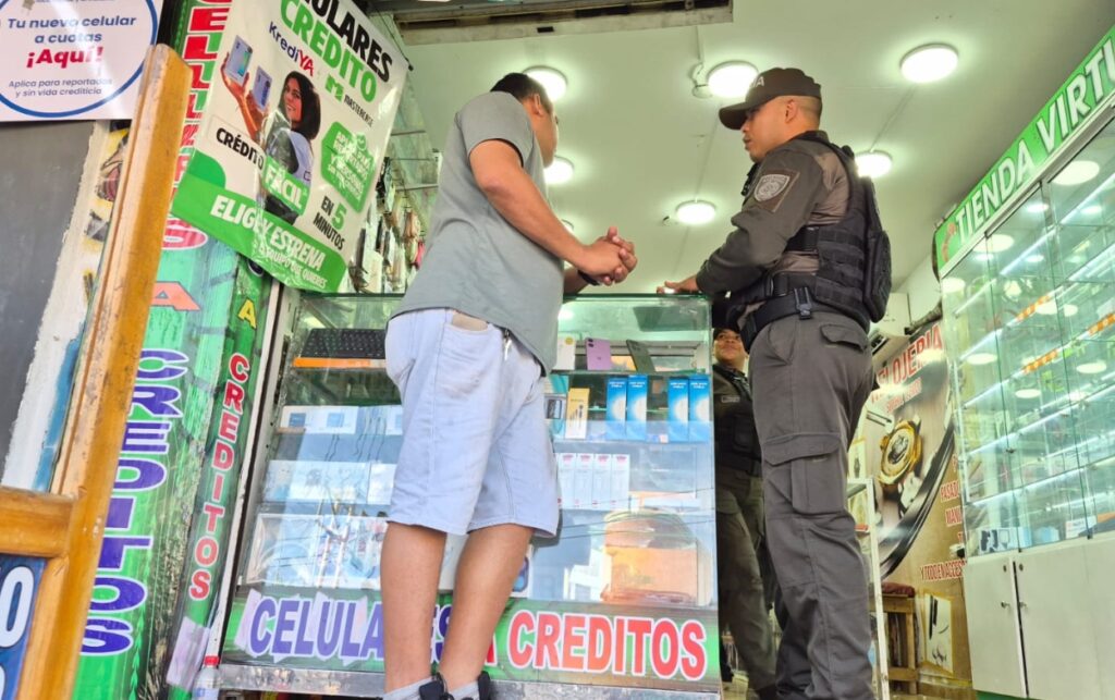 Uniformado del Gaula informa a propietario de local tecnológico sobre 165 la línea que fortalece la denuncia contra la extorsión en Cartagena. 