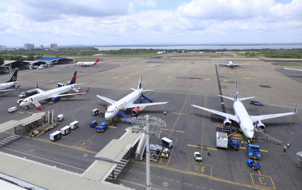Pasajeros afectados por vuelos cancelados consultan aerolínea.