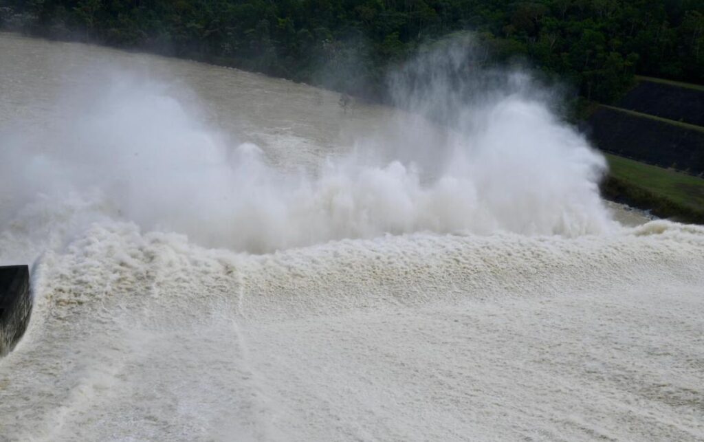 Vertimiento controlado en el embalse de Urrá mientras la UNGRD refuerza la emergencia en Córdoba con 10 toneladas de ayuda humanitaria. 