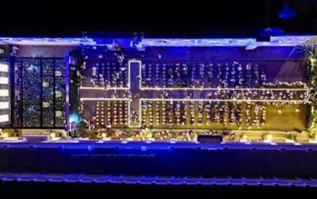 Vista aérea de evento religioso con cruz iluminada en Cartagena, a 39 días de Semana Santa 2026.