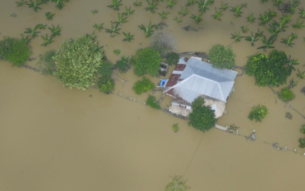 Vista aérea de viviendas inundadas que reflejan la magnitud de la crisis social que el Gobierno busca atender con recursos por $13 billones.