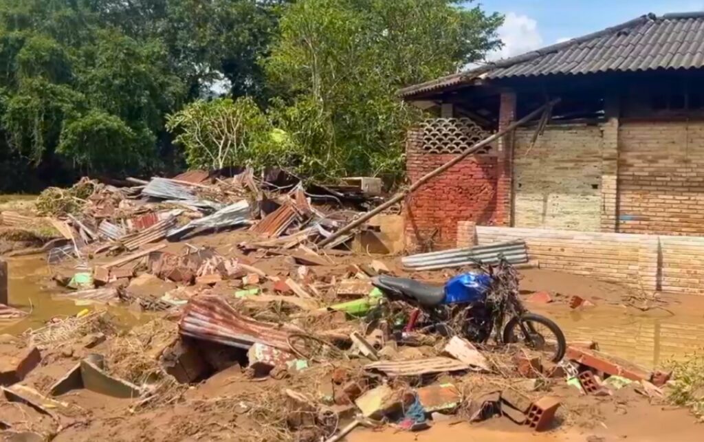 Vivienda colapsada y enseres destruidos tras la creciente súbita del río Lebrija, una de las escenas que deja 60 familias afectadas por el segundo frente frío. 