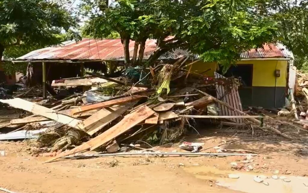 Vivienda rodeada de escombros y madera arrastrada por la creciente súbita en Lebrija, una de las imágenes que refleja el impacto del frente frío en 60 familias afectadas. 
