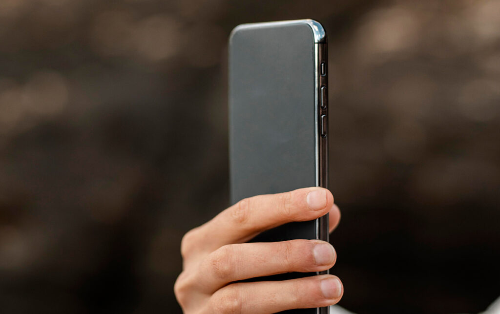 iPhone Fold cerrado con cámaras duales y acabado premium.