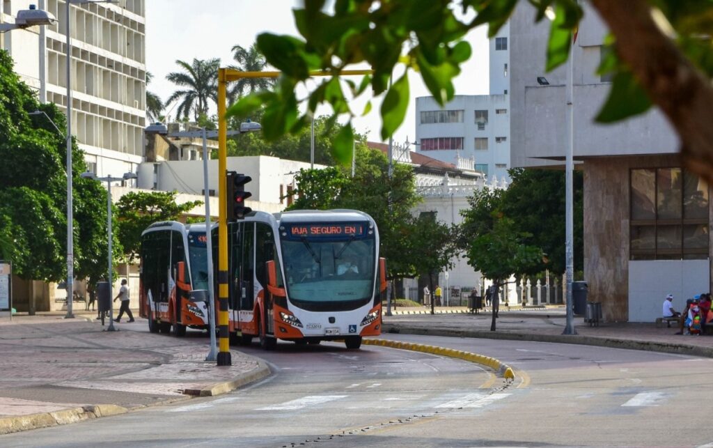 2.600 mesas de votación apoyadas por el sistema de transporte masivo Transcaribe para facilitar el traslado de los electores hacia los puestos de votación.