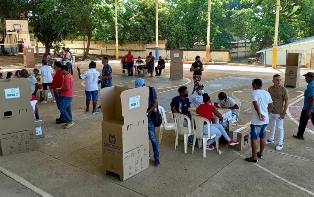 2.600 mesas de votación distribuidas en colegios y espacios comunitarios de Cartagena para facilitar el acceso de los ciudadanos al proceso electoral. 