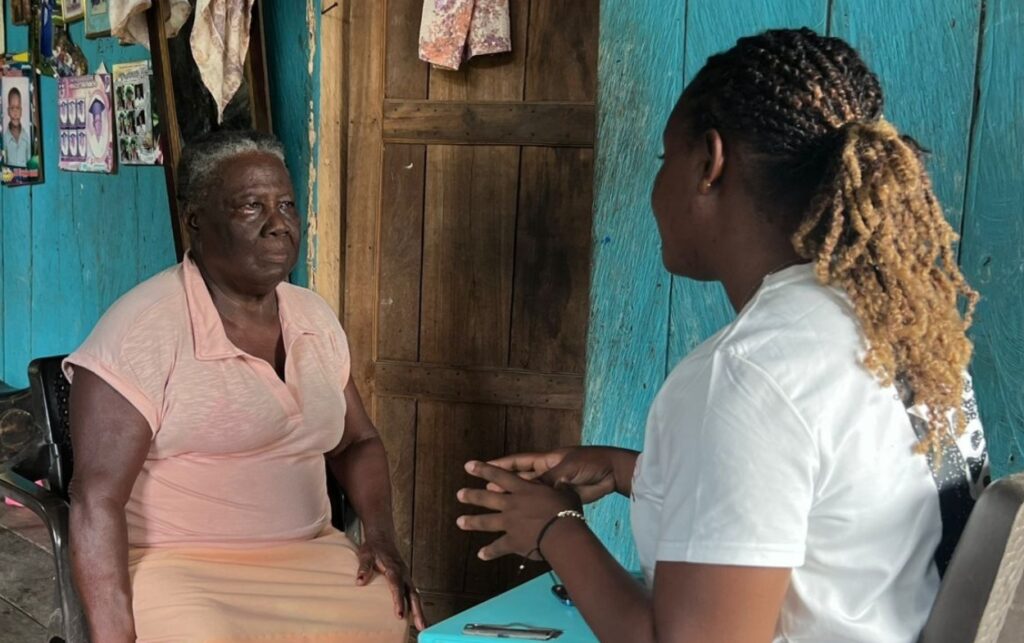 $5 mil millones destinados a personas mayores permiten visitas comunitarias para identificar necesidades de adultos mayores en territorios vulnerables del país.