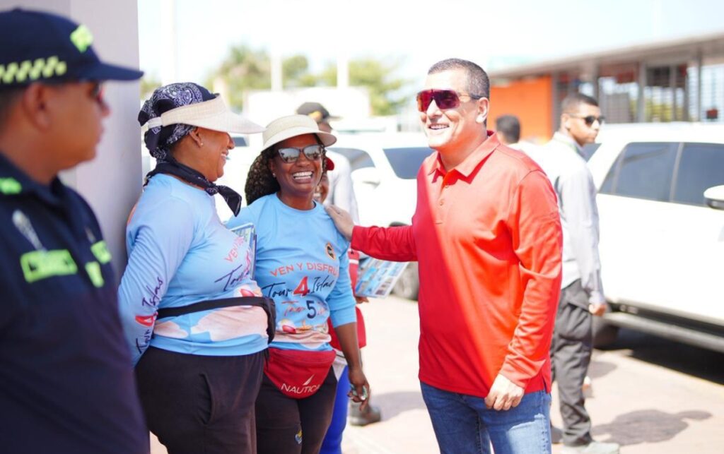 Alcalde Dumek Turbay dialoga con trabajadores turísticos tras la reactivación de los 300 metros de muelle en zona insular. 