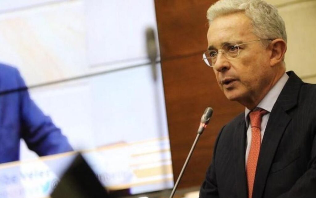 Álvaro Uribe Vélez durante una intervención pública, uno de los nombres que integran el llamado Pabellón de quemados 2026 tras las elecciones legislativas.