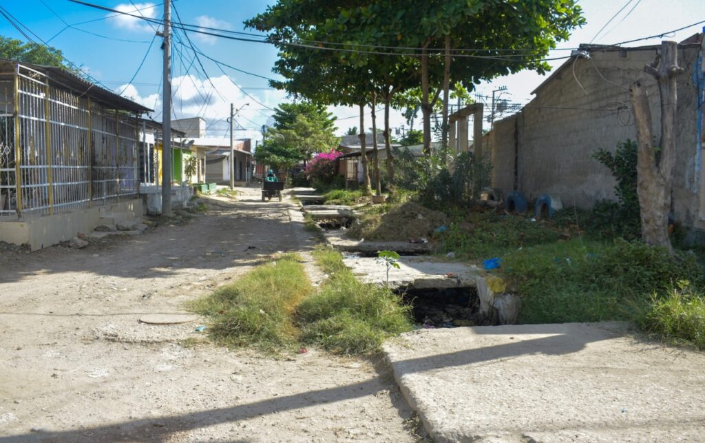 Área comunitaria degradada en Playa Blanca muestra el impacto del abandono estatal tras 80 años sin inversión sostenida en espacios públicos. 