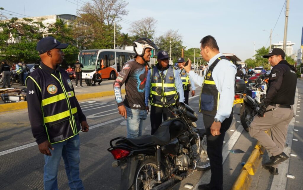 Autoridades de tránsito intervienen a motociclista en operativo que deja 117 vehículos inmovilizados por infracciones en la avenida Pedro de Heredia.
