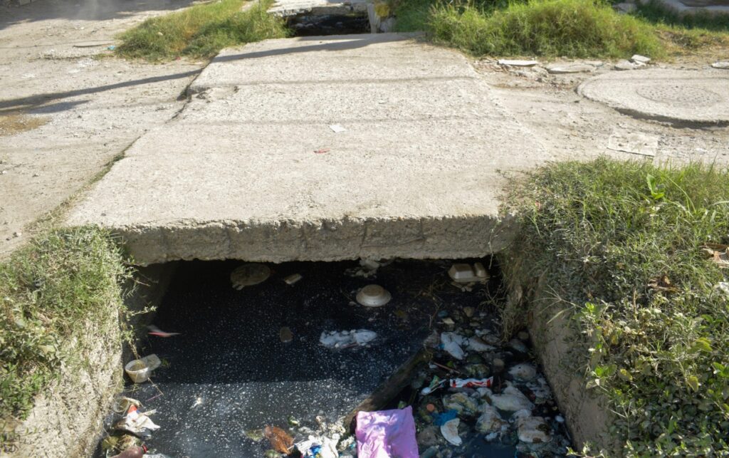 Calle sin pavimentar y canal abierto en Playa Blanca evidencia dificultades de movilidad tras 80 años sin intervención vial en Cartagena. 