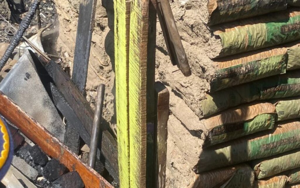 Cemento y estructuras colapsadas tras incendio que dejó 4 viviendas afectadas en Olaya Herrera, donde se almacenaban materiales de construcción.
