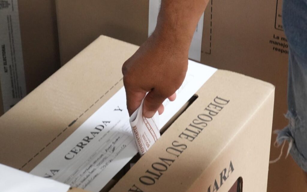 Ciudadano deposita su voto en la urna durante la apertura de los 639 puestos de votación habilitados en Bolívar para la jornada electoral.