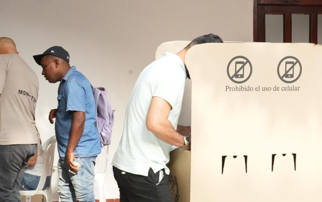 Ciudadanos participan en la jornada electoral en uno de los 639 puestos de votación habilitados en Bolívar para elegir a sus representantes.