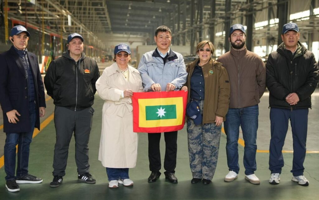 Comisión de Cartagena inspecciona en China los 55 buses que serán incorporados a la flota de TransCaribe.