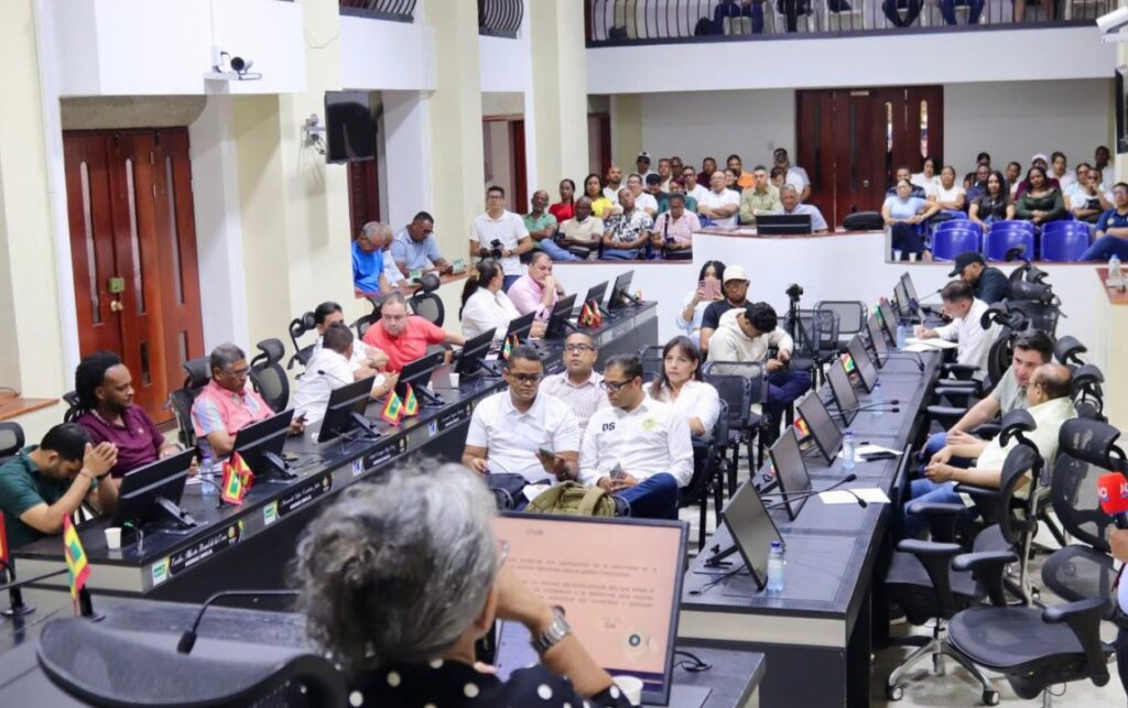 Debate en el cabildo distrital durante la jornada en que el Concejo aprobó $384 mil millones para obras y programas sociales.