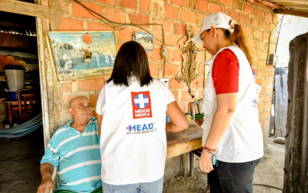 Decreto 0182: brigada de misión médica visita a adulto mayor en zona rural para garantizar acceso a servicios de salud.