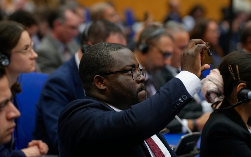 Delegado internacional registra con su celular la intervención donde se mencionaron las 3.300 toneladas incautadas por Colombia en la lucha global contra el narcotráfico.