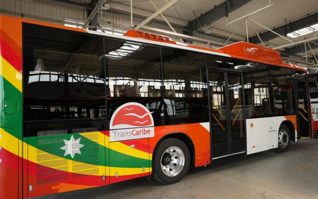Detalle lateral de uno de los 55 buses de TransCaribe con diseño institucional y acabados de alta calidad en planta de fabricación. 
