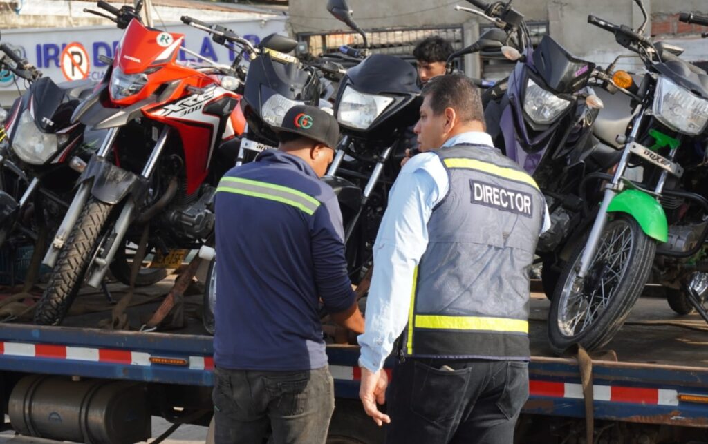 Director del DATT supervisa motos retenidas tras jornada que deja 117 vehículos inmovilizados en Cartagena por incumplir normas de tránsito.