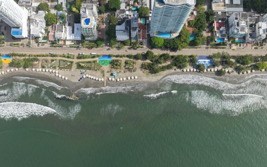 El 4 y 8 de marzo alertan fuerte oleaje en el Caribe_ vista aérea de playa urbana en Cartagena donde el oleaje golpea la costa frente a edificios residenciales y zona turística.