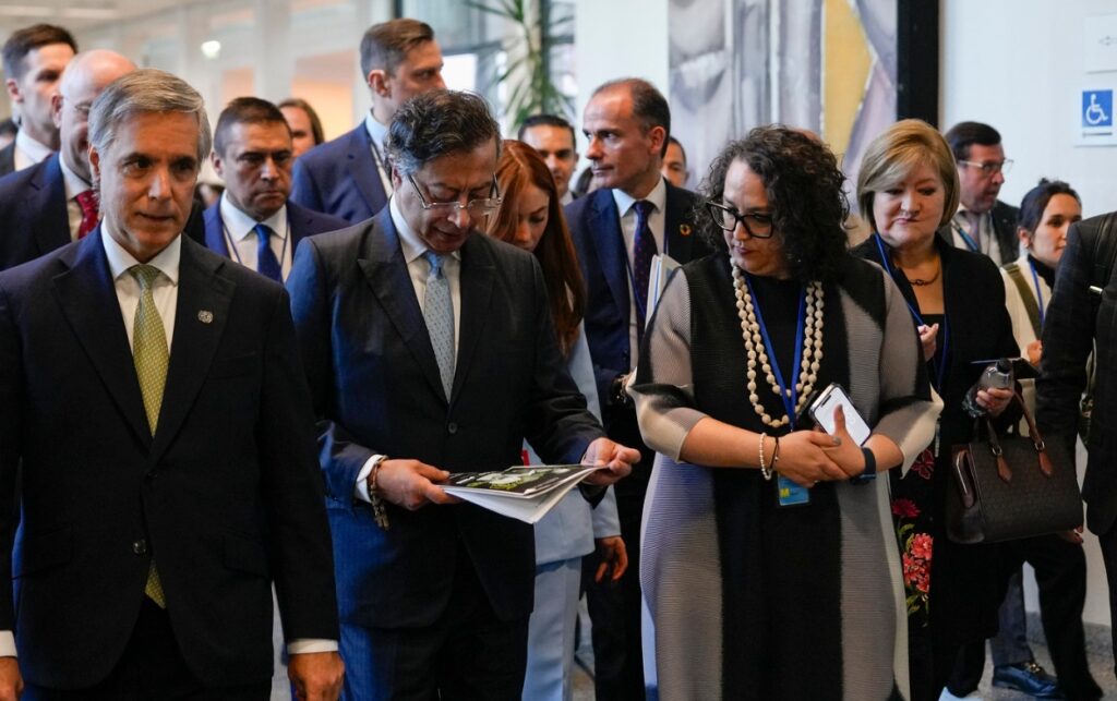 El presidente Gustavo Petro conversa con delegados durante la sesión de la ONU donde defendió las 3.300 toneladas incautadas como resultado de la estrategia antidrogas de Colombia. 