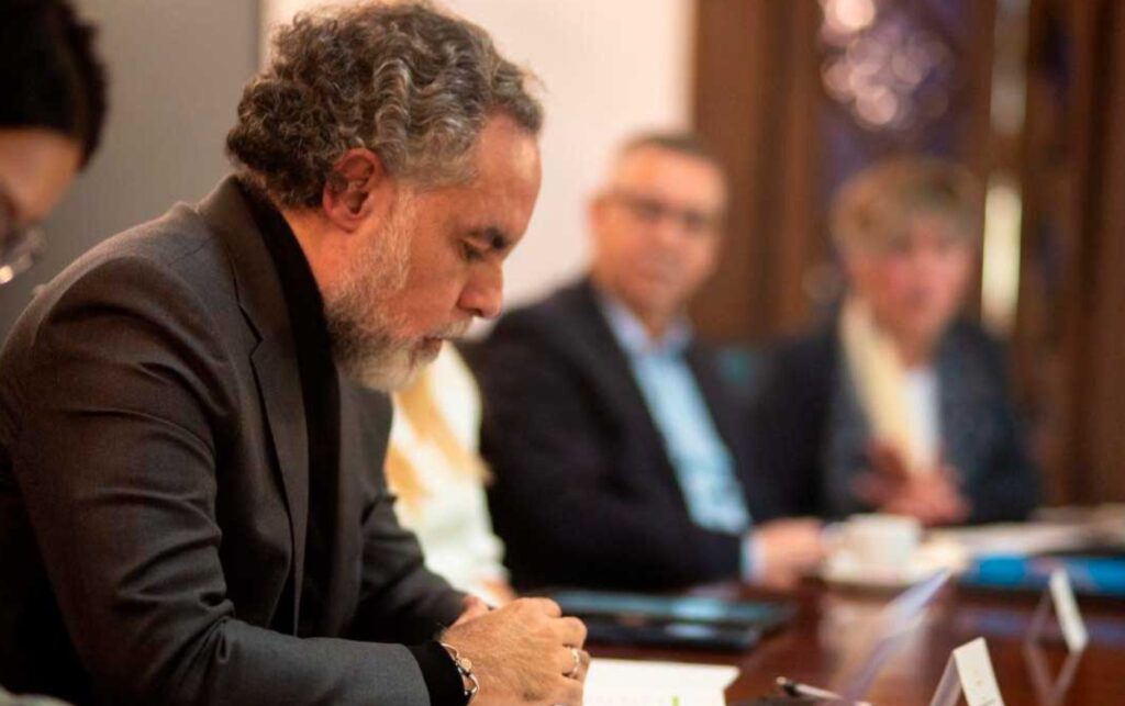 Elecciones 2026 ministro del Interior, Armando Benedetti, participa en reunión del Gobierno para coordinar medidas de protección y seguridad para más de 500 candidatos en Colombia.