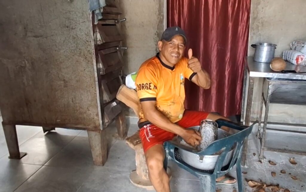 En Nuevo Horizonte beneficiario impulsa emprendimiento desde su cocina en condiciones básicas. 