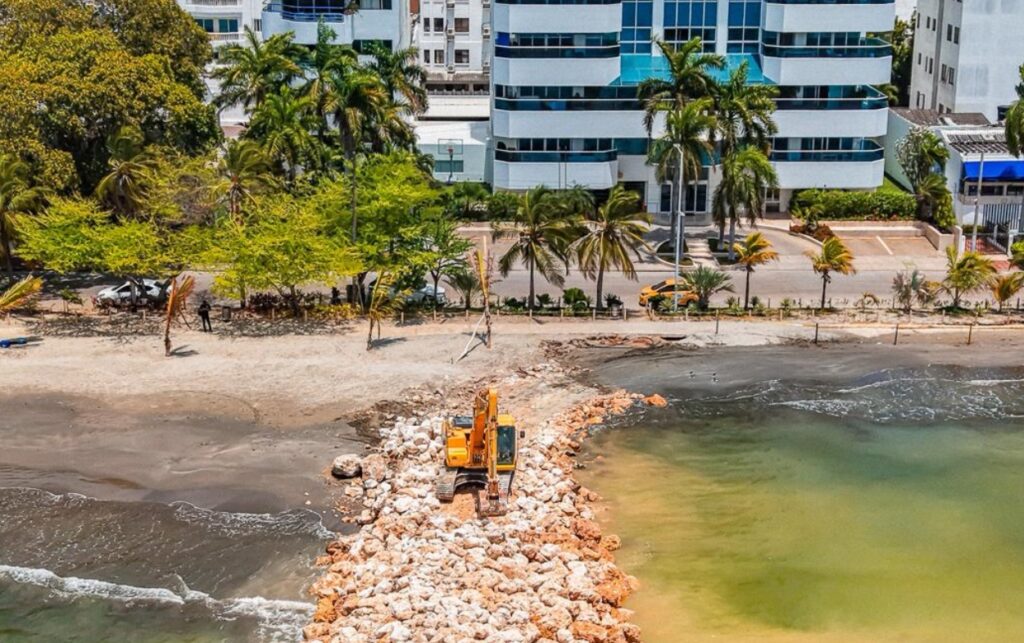 Excavadora avanza en la consolidación del espolón en Castillogrande, como parte de los 6,2 kilómetros diseñados para mitigar la erosión costera.
