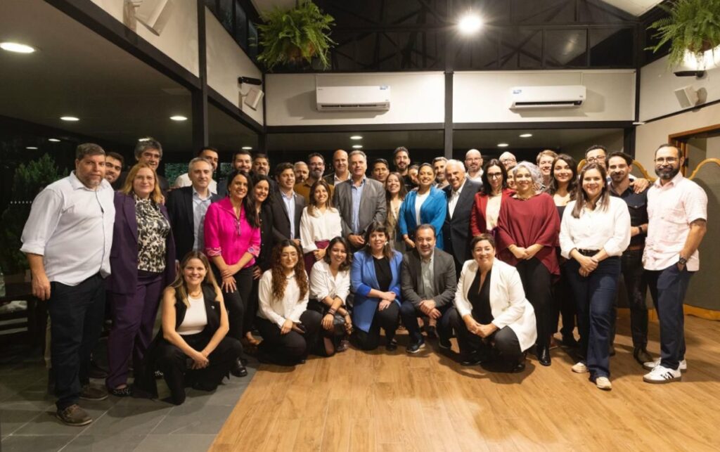 Fotografía grupal de líderes políticos latinoamericanos en evento donde participó María José Pizarro en Uruguay.