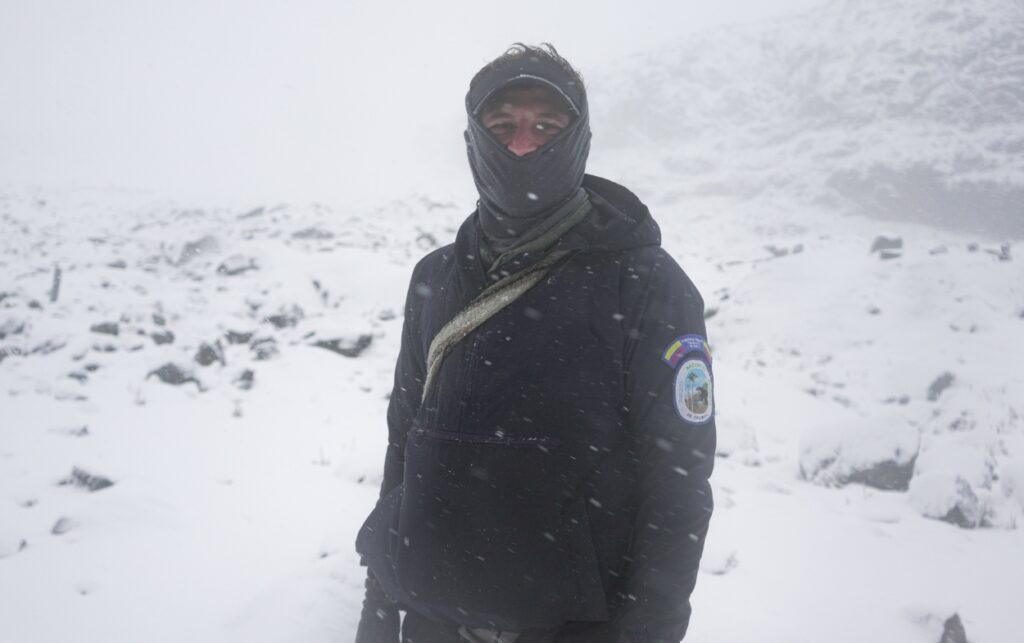 Guardaparques en medio del paisaje nevado del Parque Nacional Natural Los Nevados, área protegida que recibe más de 95 mil visitantes interesados en turismo de naturaleza.