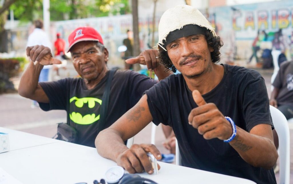 Habitantes de calle sonríen durante jornada social en Cartagena donde más de 190 personas fueron afiliadas al sistema de salud y acceden a oportunidades de inclusión.