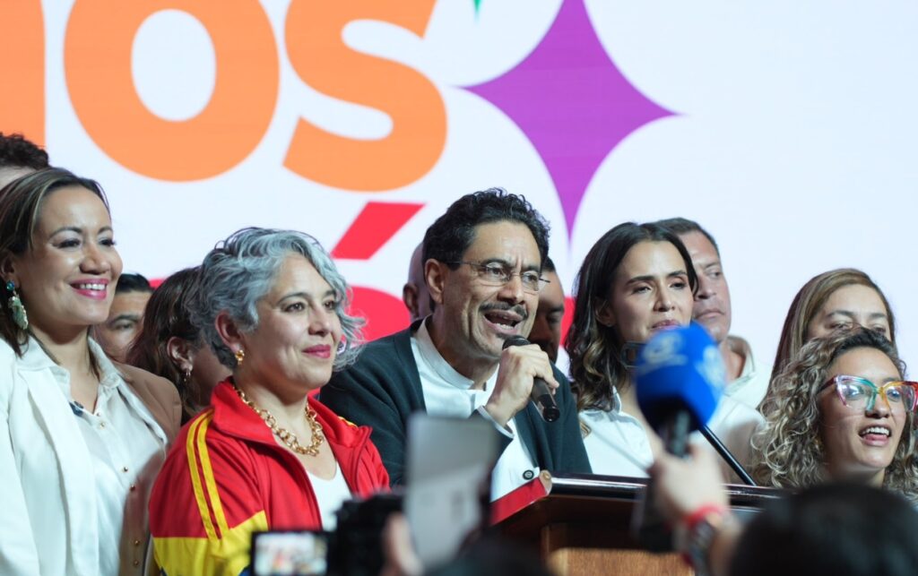Iván Cepeda habla ante simpatizantes y medios de comunicación tras conocerse la votación que posicionó al Pacto Histórico como primera fuerza del Senado. 