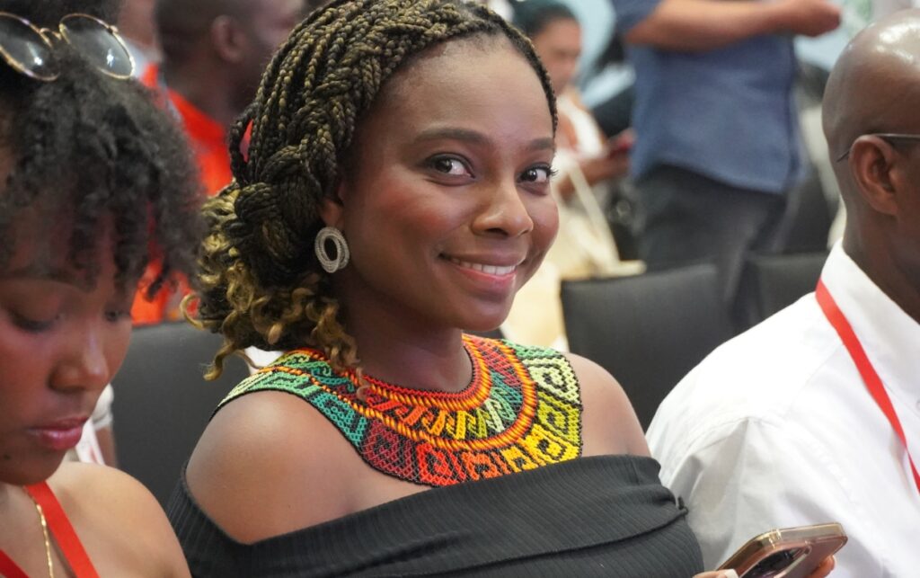 Joven representante afrocolombiana asiste al encuentro de pueblos étnicos que impulsa propuestas y participación ciudadana contra el racismo en Colombia.