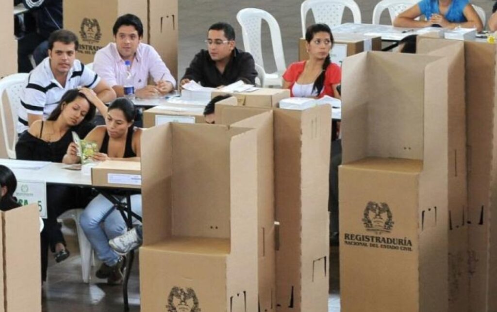 Jurados y votantes permanecen en una mesa electoral durante la jornada legislativa, en medio de las alertas por 4 mil millones de pesos vinculados a la compra de votos en Colombia.