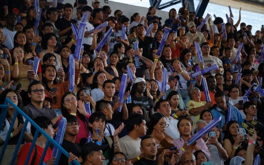 La ley 2568 de 2026 revoluciona la educación superior durante la promulgación presidencial en la Universidad del Cauca en Popayán ante miles de estudiantes y asistentes..