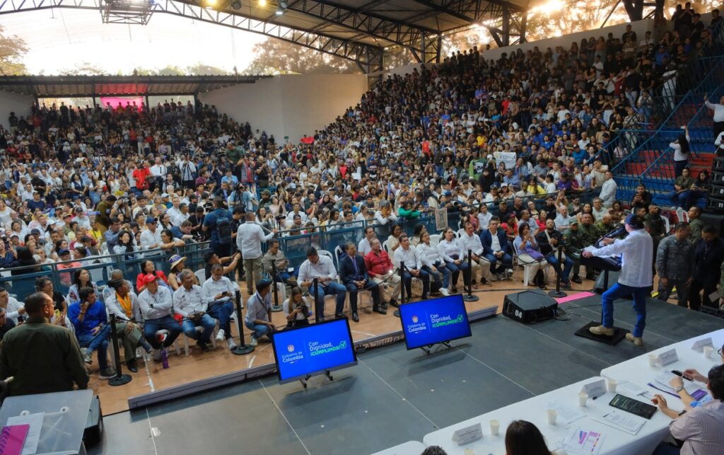 La ley 2568 de 2026 revoluciona la educación superior en Colombia durante la promulgación presidencial junto a estudiantes y autoridades en Popayán.