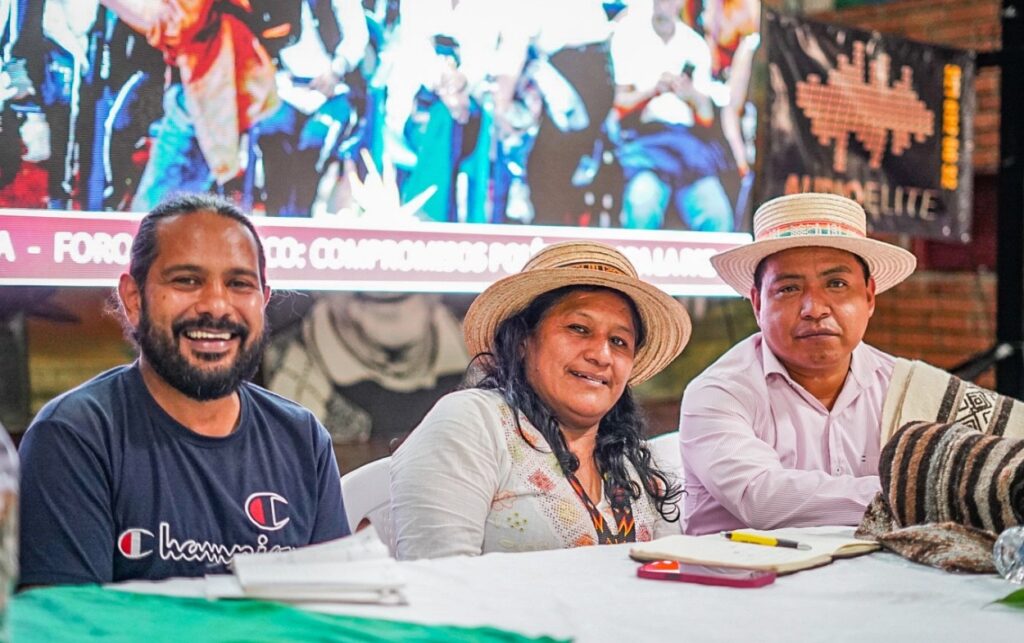 La senadora Quilcué comparte con líderes sociales y comunidades indígenas durante encuentro de diálogo y organización territorial.