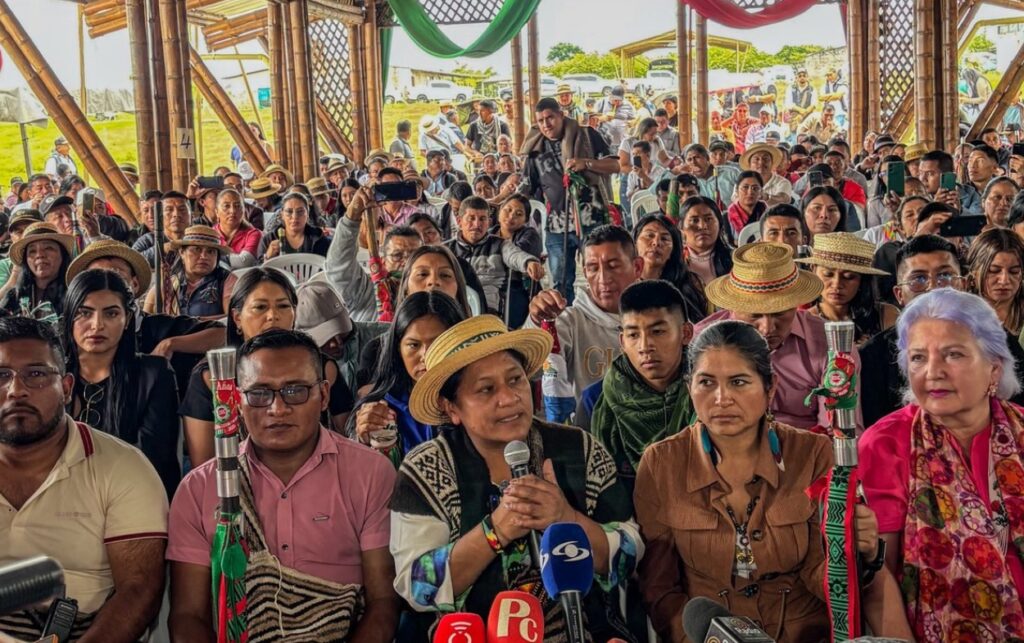La senadora Quilcué lidera intervención ante medios y comunidades indígenas en asamblea con amplia participación ciudadana.