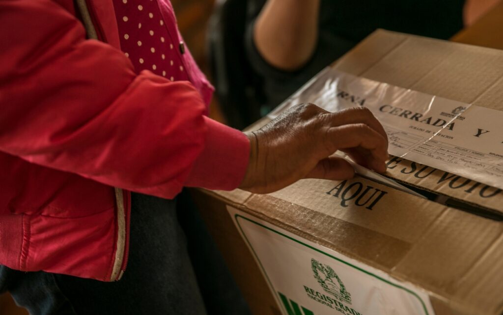 Las dudas para las elecciones 2026 reflejadas en el proceso de votación durante la jornada electoral con ciudadanos depositando su voto en urnas oficiales.