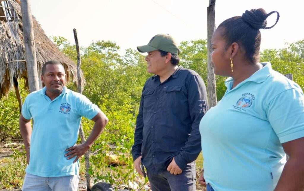 Líderes comunitarios dialogan con Mauricio Rodríguez director de Prosperidad Social fortaleciendo procesos de economía popular La Boquilla.